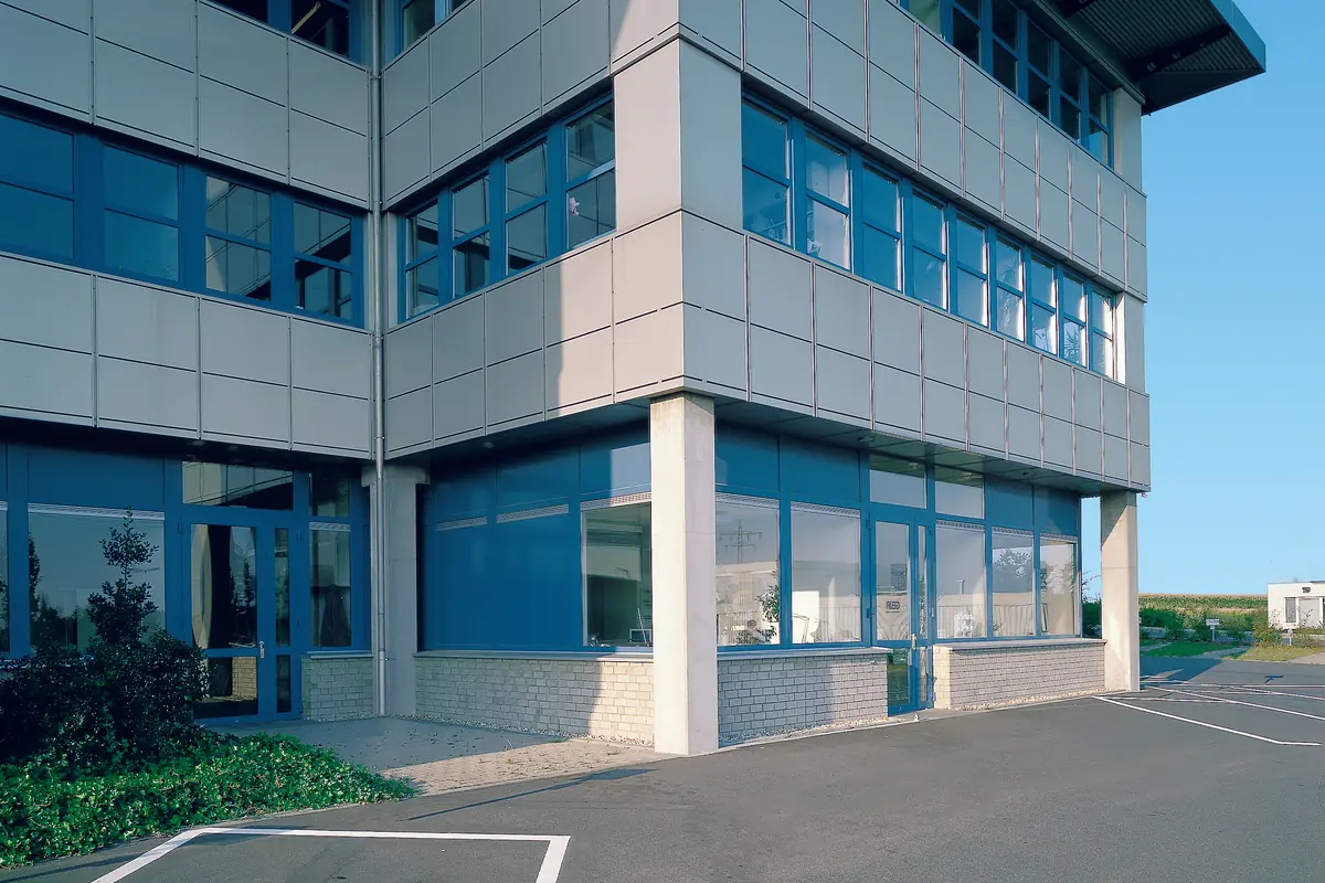 Con aluminio se consiguen perfiles finos y paños enormes, y por eso domina en edificio terciario. En vivienda, esa ventaja compite en desventaja contra el capítulo térmico.
