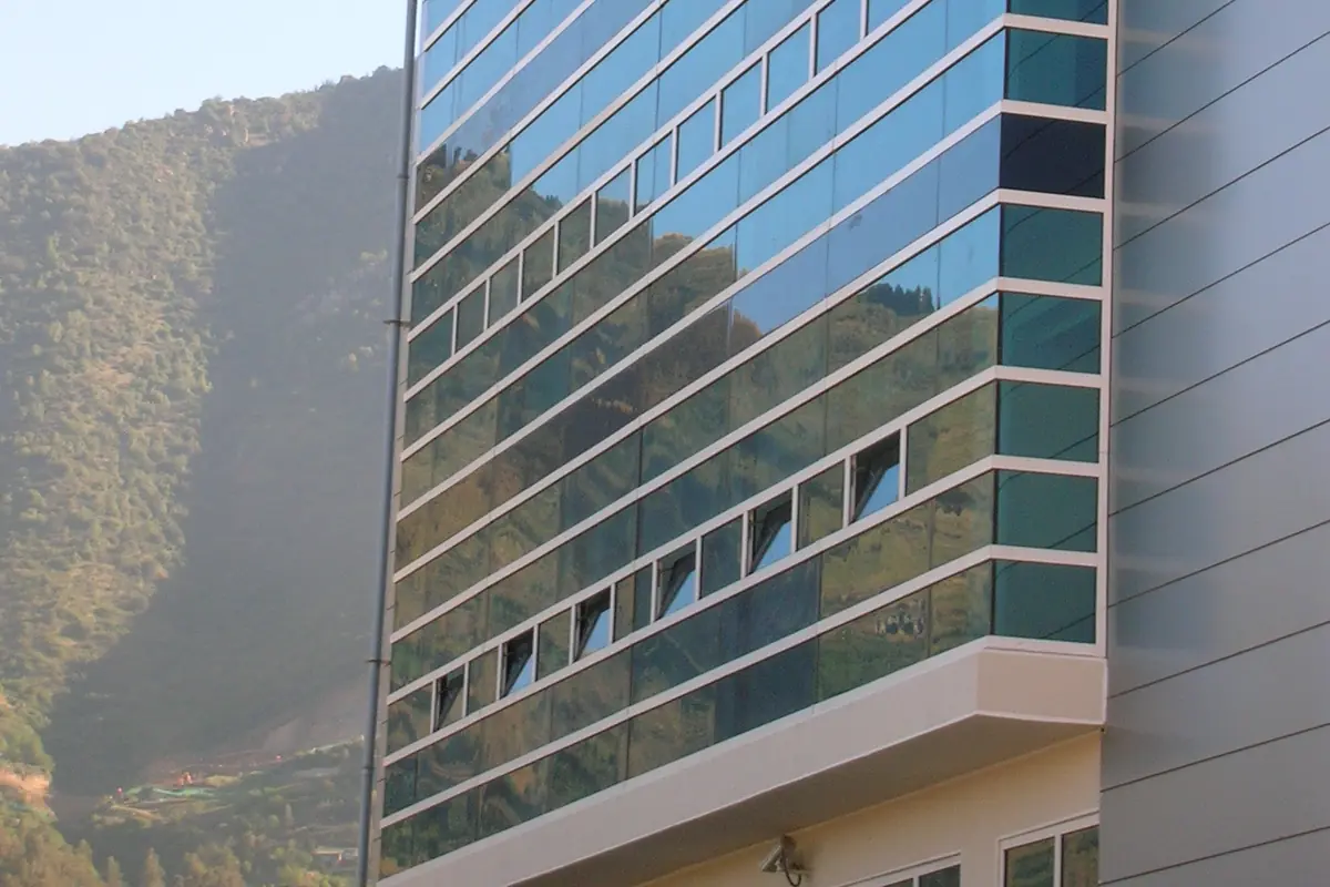 Bloque en altura de los que llenan esta costa. Buena parte de sus terrazas se cerraron años después de construirlo, con aluminio sin rotura térmica y sin desagüe pensado.