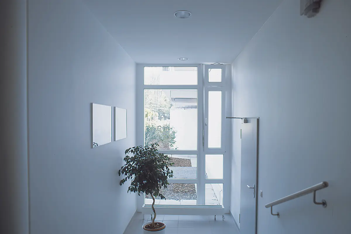 El vapor que lleva el aire se deposita allí donde encuentra la superficie más fría. En una vivienda antigua ese sitio es el vidrio, el marco metálico o el dintel del cajón de la persiana.