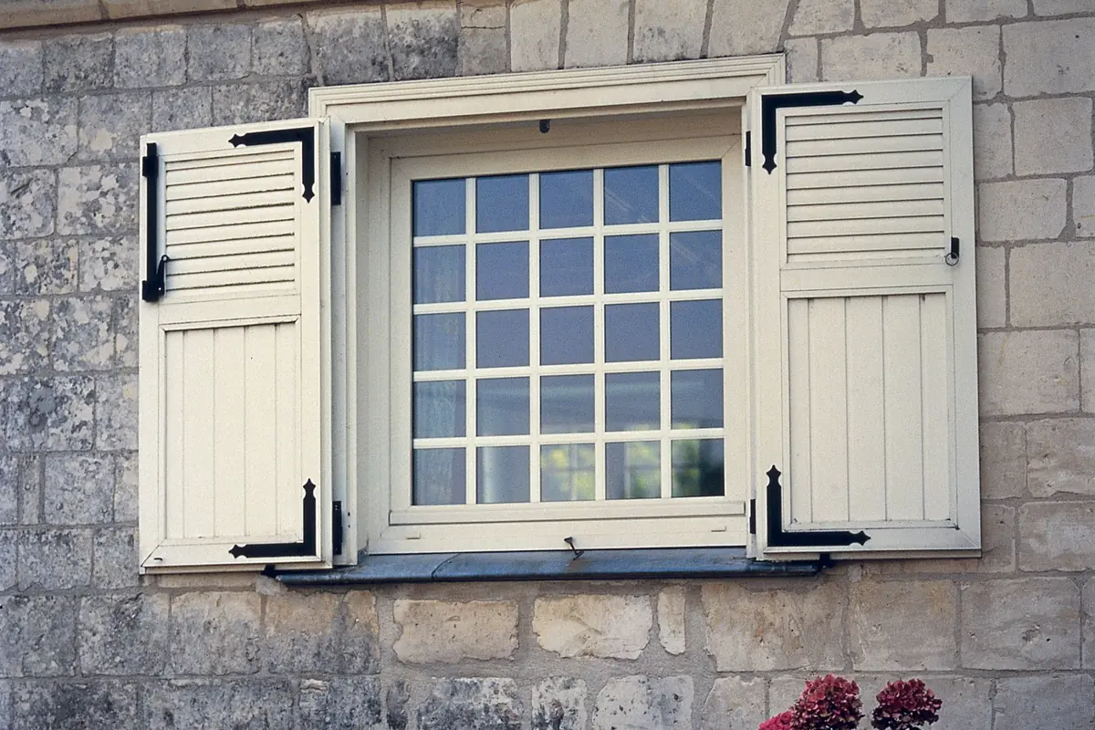 Ventana de hoja practicable en un hueco con jamba gruesa. En huecos pequeños y con mucho muro alrededor es la solución que mejor sella y la más barata de mantener.