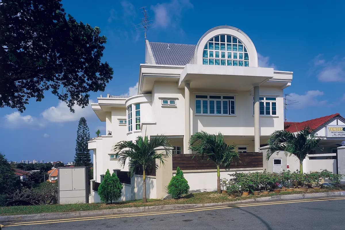 Vivienda con huecos grandes en varias orientaciones. El vidrio que conviene en la fachada de poniente no es el mismo que conviene en la que da al patio, y por eso el factor solar se pide hueco a hueco.