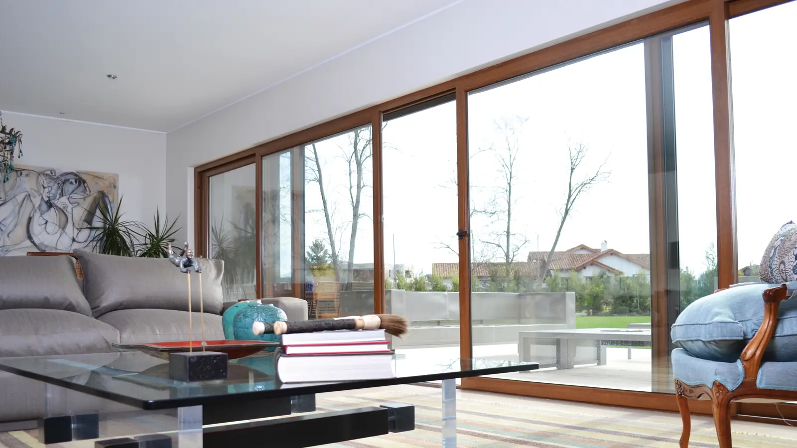 Salón con una gran corredera a la terraza y el mobiliario junto al hueco